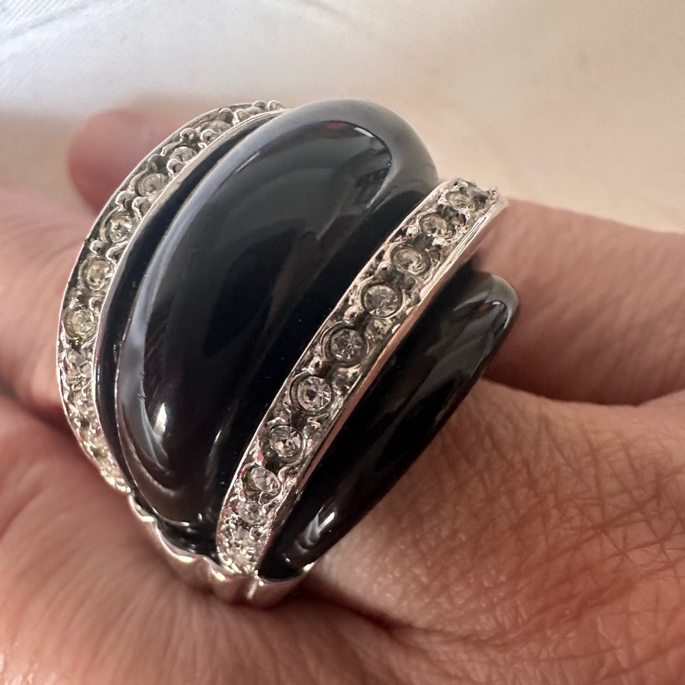 Beautiful vintage black and crystal dome ring Kenneth Jay lane